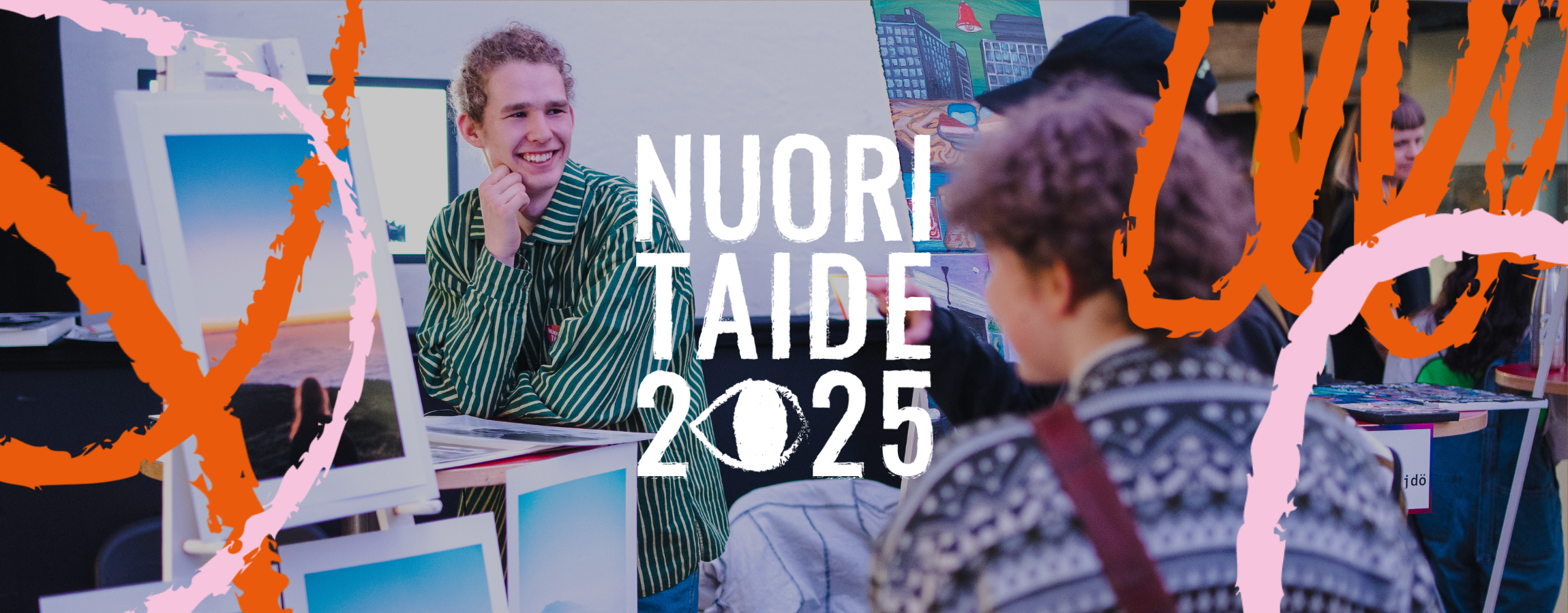 Nuori Taide 2025 -tapahtuman logo ja taustalla valokuva, josssa nuori henkilö seisoo taideteoksien vieressä